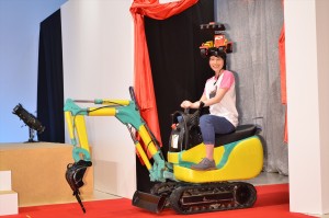 『プレーンズ2／ファイヤー＆レスキュー』来日記者会見に登場した箕輪はるか（ハリセンボン）