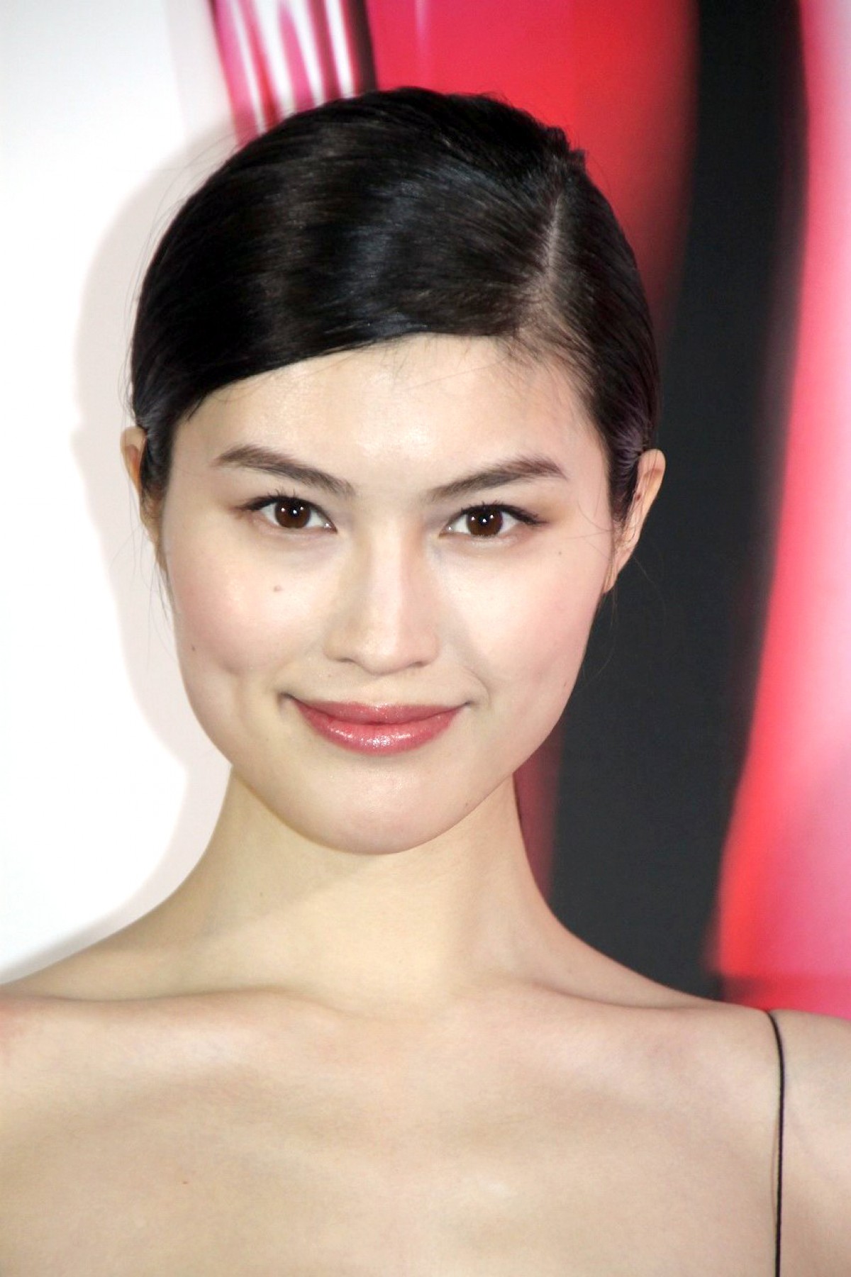 菊地凛子、真紅のドレスで圧倒的な存在感！蘭寿とむ、秋元梢ら“美の女神”たちが登場