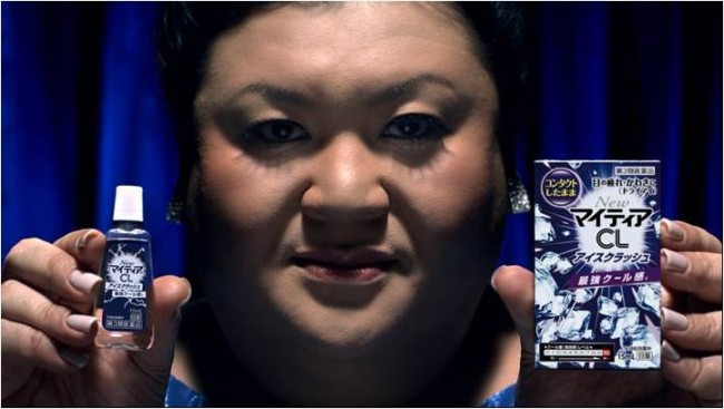 マツコ・デラックス、最強クールなさし心地を体感!『NewマイティアCLアイスクラッシュ』新CMに出演