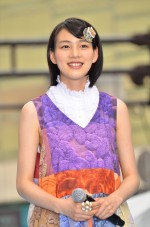 キラキラとした瞳でブルーカーペットを歩く能年玲奈