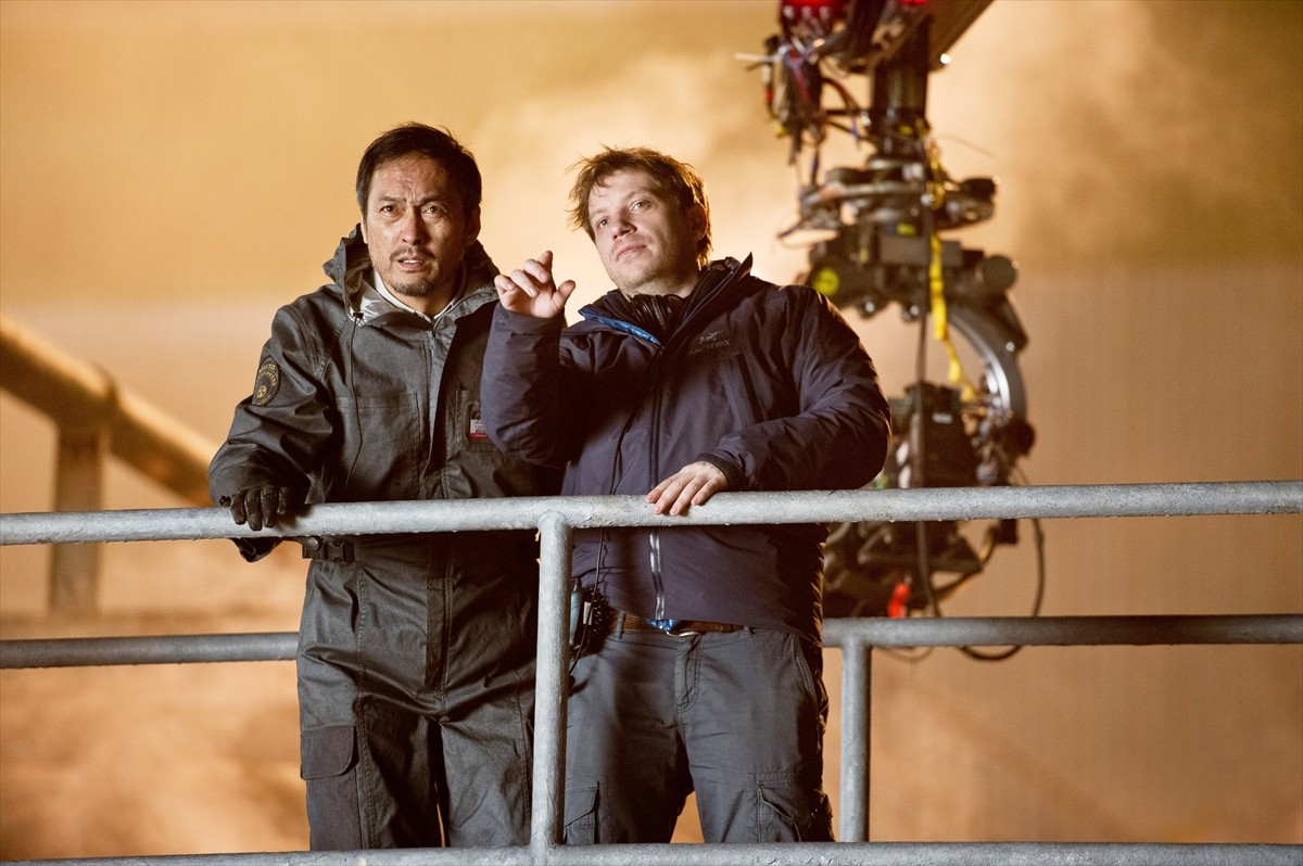 『GODZILLA ゴジラ』出演する渡辺謙とギャレス・エドワーズ監督