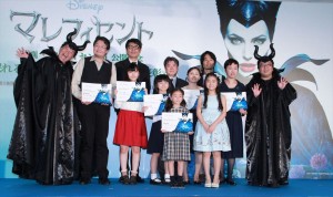 濱田ここね、ウド鈴木、天野ひろゆき、『眠れる森の美女』絵画コンクール表彰式にて、受賞者たちと