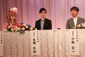 咲妃みゆ（コリンヌ役）、生田大和氏、小林公一氏、『伯爵令嬢‐ジュ・テーム、きみを愛さずにはいられない‐』制作発表会に出席