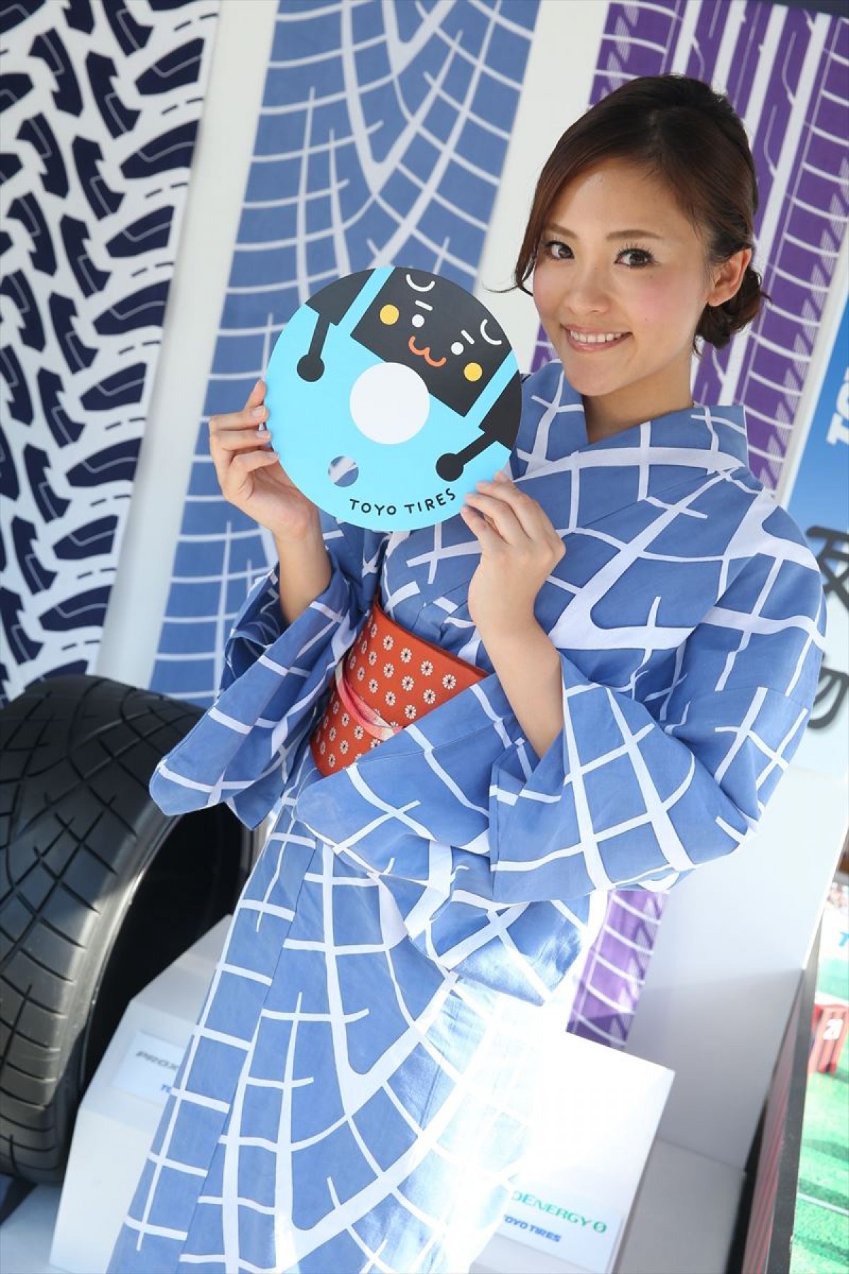 “タイヤ柄”浴衣の美女が勢ぞろい！大阪「水の都の夕涼み」で初お披露目