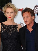 シャーリーズ・セロン、左手薬指に指輪が！ショーン・ペンとの婚約説が浮上