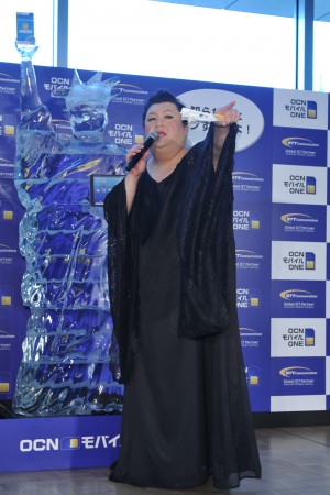 “氷の女神（パケコ・デラックス）像”お披露目式に登場したマツコ・デラックス
