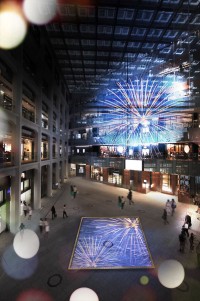 『NATSU IRO KITTE』花火インスタレーション「水花火」