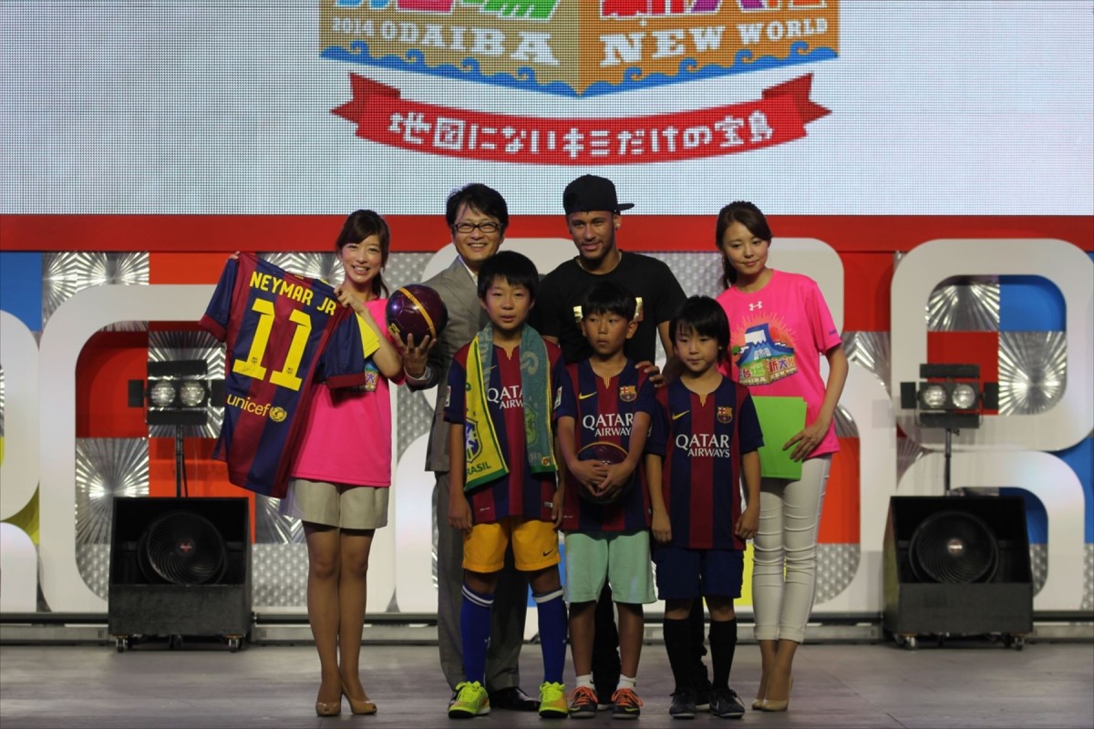 ネイマール来日！ 「お台場新大陸」のステージでファンのほっぺにキッス!? 