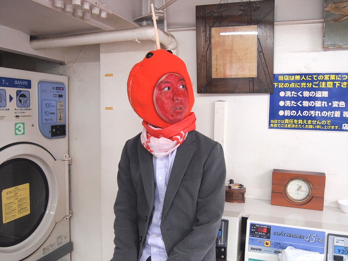 話題の生ゆるキャラ「りんご飴マン」にインタビュー　謎に包まれた活動に迫る
