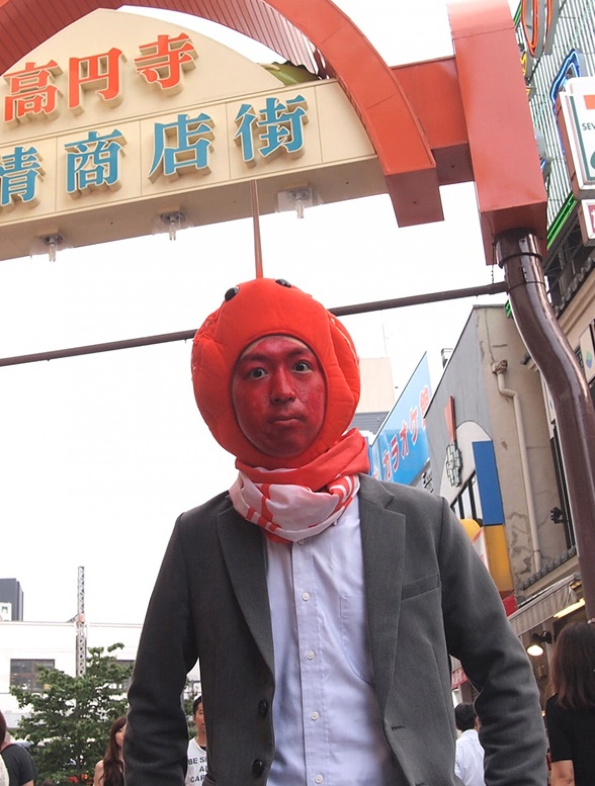 話題の生ゆるキャラ「りんご飴マン」にインタビュー　謎に包まれた活動に迫る