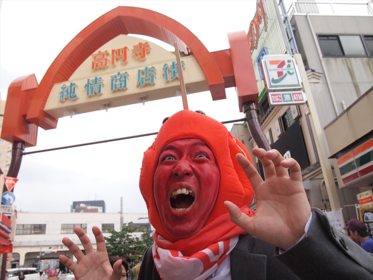 話題の生ゆるキャラ「りんご飴マン」にインタビュー　謎に包まれた活動に迫る
