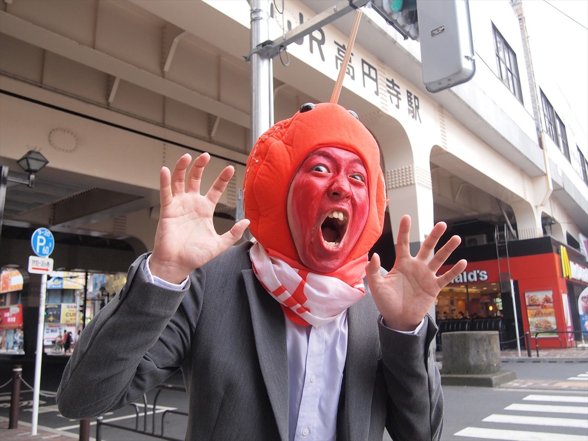 話題の生ゆるキャラ「りんご飴マン」にインタビュー　謎に包まれた活動に迫る