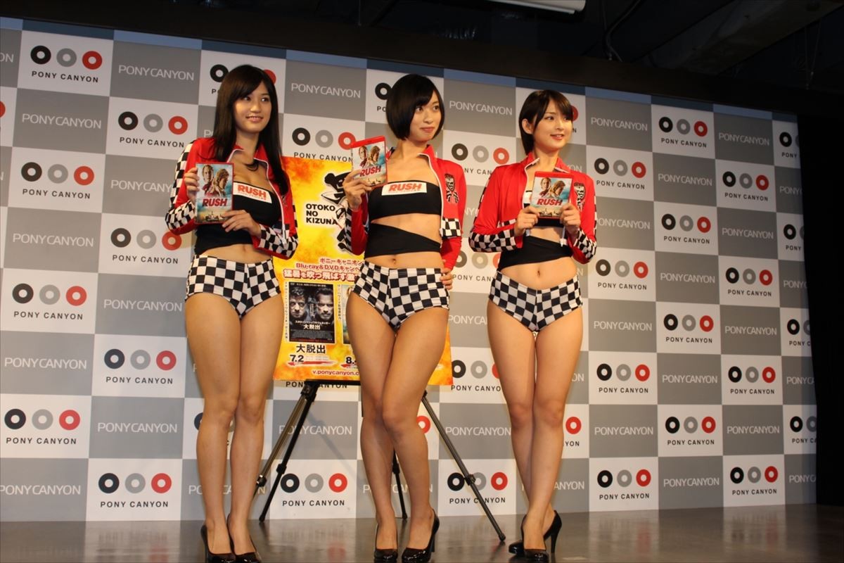 高崎聖子、倉持由香、鈴木咲、セクシーレースクイーン姿でF1映画『ラッシュ』をPR
