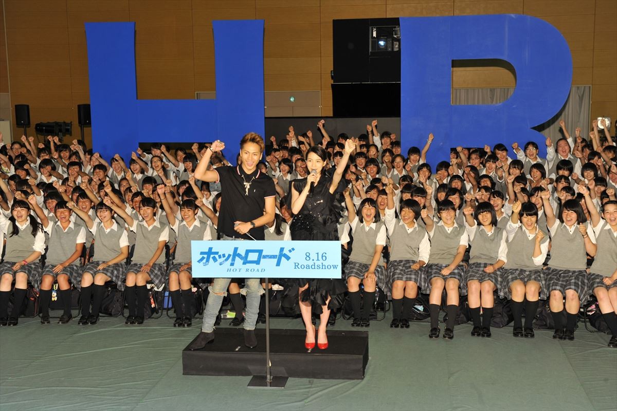 登坂広臣「女子高にワクワク」 300人の女子中高生を相手に“愛のHR“を開催！