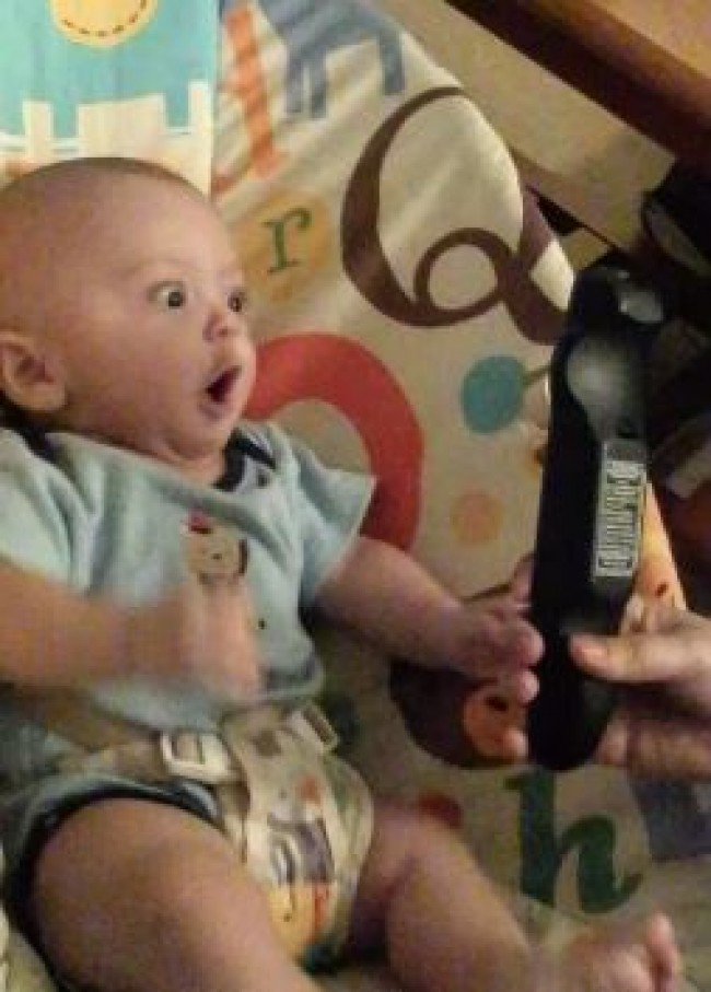 テレビのリモコンを見て驚愕する赤ちゃん