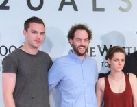 日本で新作『イコールズ（原題）』を撮影するニコラス・ホルトとクリステン・スチュワートが熱愛!?（中央は監督のドレイク・ドレマス）