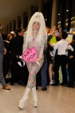 レディー・ガガ、ツアーのため来日！今回のファッションは全身シースルータイツ