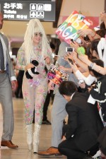 レディー・ガガ、ツアーのため来日！今回のファッションは全身シースルータイツ