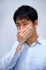 年収低すぎて泣きそうな男性（モデル：大川竜弥）