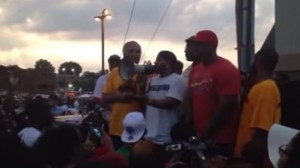 ラッパー・ネリーが黒人少年射殺の地でスピーチ　「過剰反応してはならない」