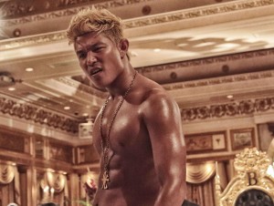 園子温作品『TOKYO TRIBE』で見事な筋肉を披露している鈴木亮平