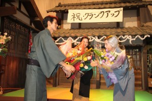 『花子とアン』クランクアップ取材会に登場した中島歩、吉高由里子、仲間由紀恵