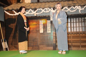 『花子とアン』クランクアップ取材会に登場した吉高由里子、仲間由紀恵