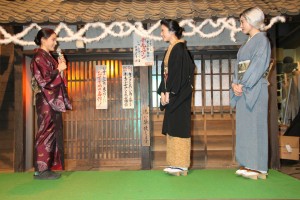 『花子とアン』クランクアップ取材会に登場した土屋太鳳、吉高由里子、仲間由紀恵