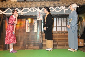 『花子とアン』クランクアップ取材会に登場した吉高由里子、仲間由紀恵