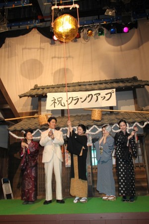 『花子とアン』クランクアップ取材会に登場した土屋太鳳、鈴木亮平、吉高由里子、仲間由紀恵、黒木華