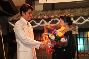 『花子とアン』クランクアップ取材会に登場した鈴木亮平、吉高由里子