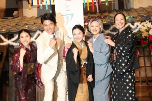 『花子とアン』クランクアップ取材会に登場した土屋太鳳、鈴木亮平、吉高由里子、仲間由紀恵、黒木華