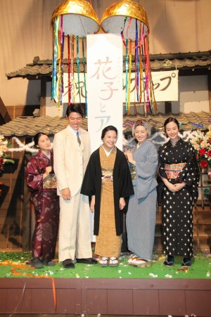 『花子とアン』クランクアップ取材会に登場した土屋太鳳、鈴木亮平、吉高由里子、仲間由紀恵、黒木華