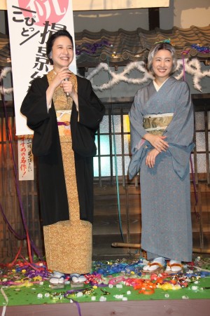 『花子とアン』クランクアップ取材会に登場した吉高由里子、仲間由紀恵