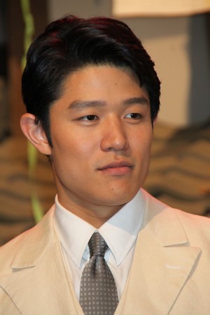 『花子とアン』クランクアップ取材会に登場した鈴木亮平