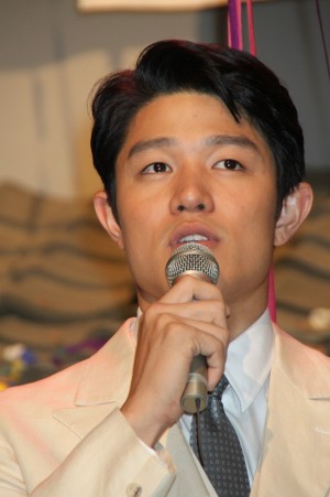 『花子とアン』クランクアップ取材会に登場した鈴木亮平