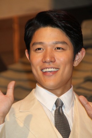 『花子とアン』クランクアップ取材会に登場した鈴木亮平