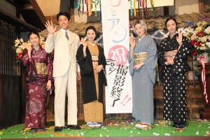 『花子とアン』クランクアップ取材会に登場した土屋太鳳、鈴木亮平、吉高由里子、仲間由紀恵、黒木華