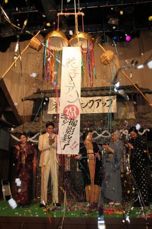 『花子とアン』クランクアップ取材会に登場した土屋太鳳、鈴木亮平、吉高由里子、仲間由紀恵、黒木華