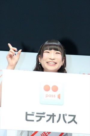 「auサービス拡充　発表イベント」に出席したでんぱ組．incの藤咲彩音