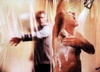 どんなにシャワーを浴びたくても、他人の家に忍び込んではいけません。