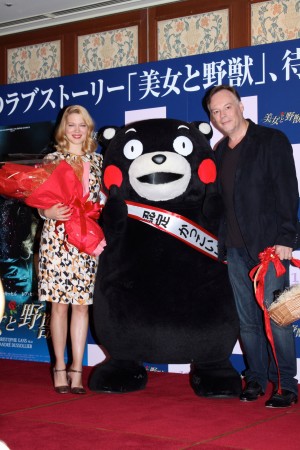 映画『美女と野獣』来日記者会見に登場したレア・セドゥー、くまモン、クリストフ・ガンズ監督