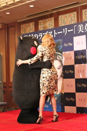 映画『美女と野獣』来日記者会見に登場したくまモン、レア・セドゥー