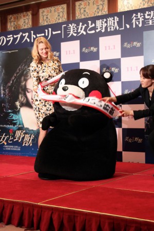 映画『美女と野獣』来日記者会見に登場したレア・セドゥー、くまモン