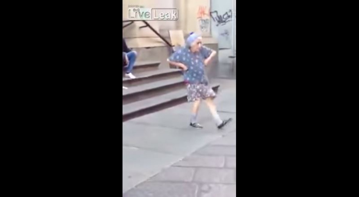 おばあちゃんが軽快な足さばきでステップ！腰もフリフリ、もう楽しくて止まらない！