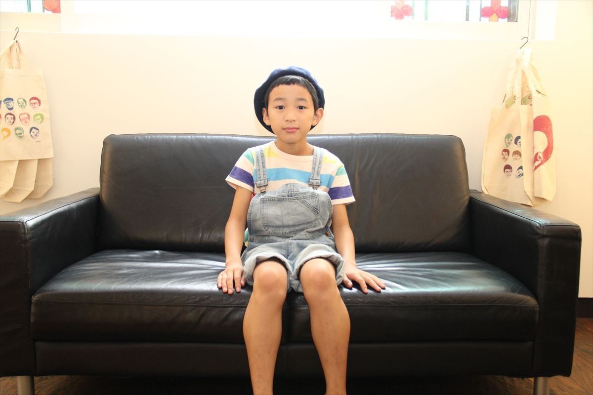 話題を呼ぶ“10歳の画伯”モンドくんの世界　好きな映画は『シャイニング』