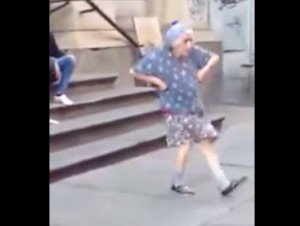おばあちゃんが軽快な足さばきでステップ！腰もフリフリ、もう楽しくて止まらない！