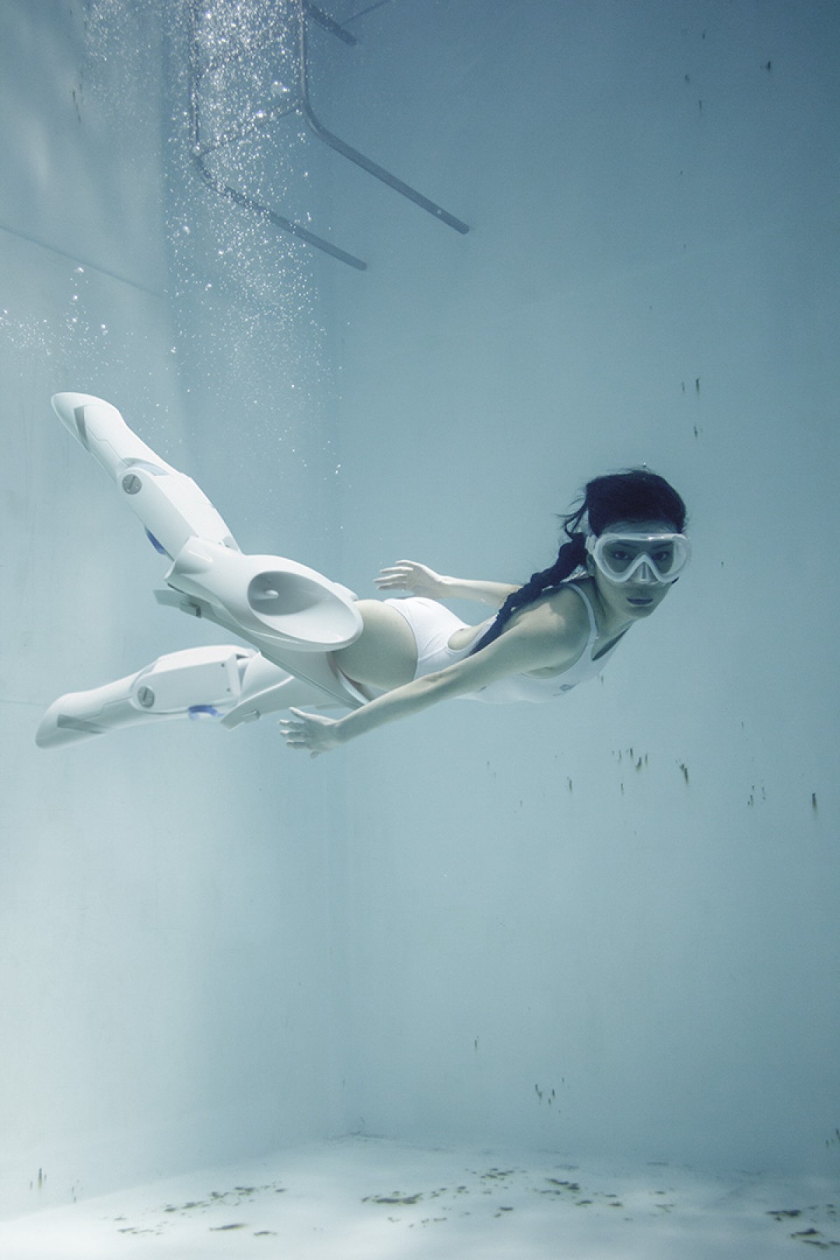 水中でニーソを履いた女の子の写真集！　「誰得？」と話題の『水中ニーソ』が新刊発売