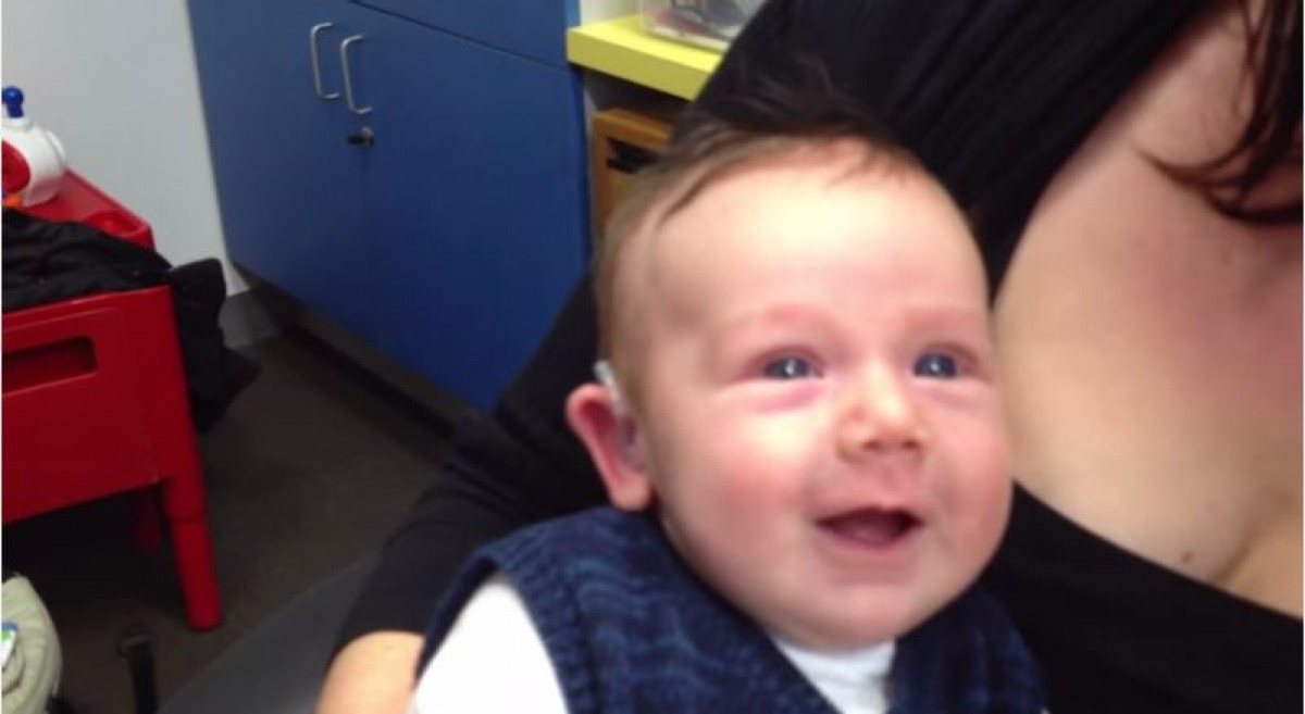 ＜動画＞「パパとママの声が聞こえた！」補聴器を初めてつけた赤ちゃんの笑顔に感動