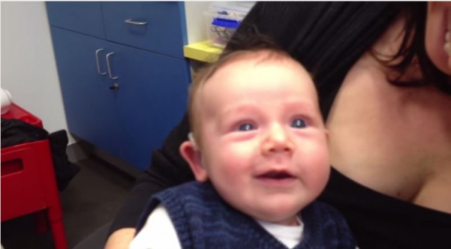 動画 パパとママの声が聞こえた 補聴器を初めてつけた赤ちゃんの笑顔に感動 14年9月12日 気になる ニュース クランクイン
